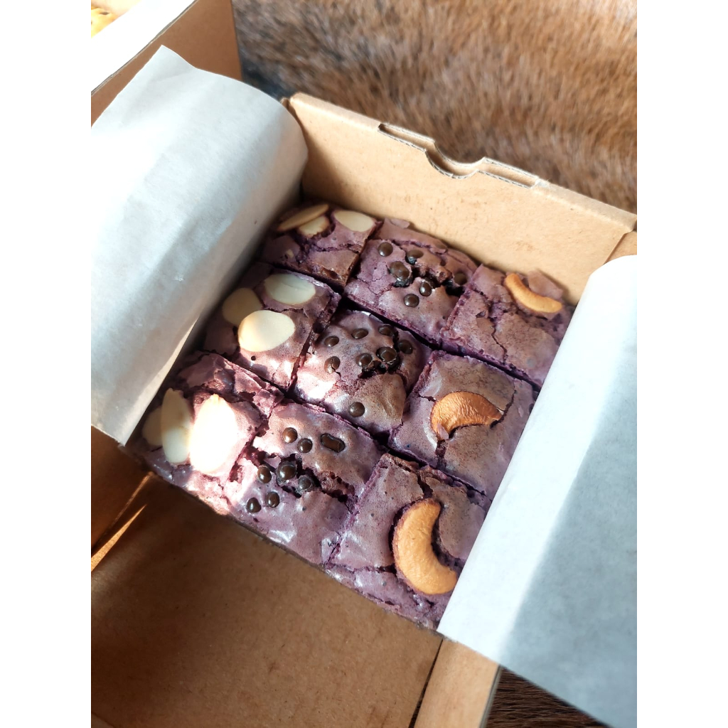 

Fudgy Brownies Taro shiny crush, Brownies panggang rasa Taro ukuran 10x10 isi 9 potong , by mamalen kwalitas rasa premium