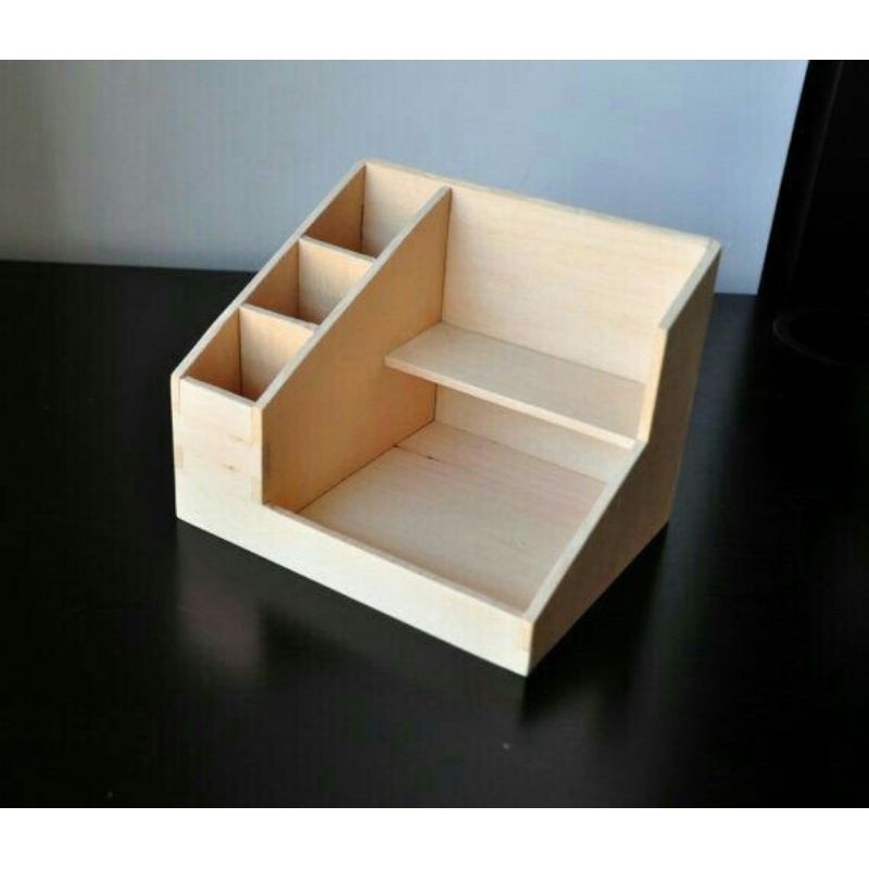 RAK KAYU UNTUK ATK DI MEJA DENGAN BENTUK UNIK