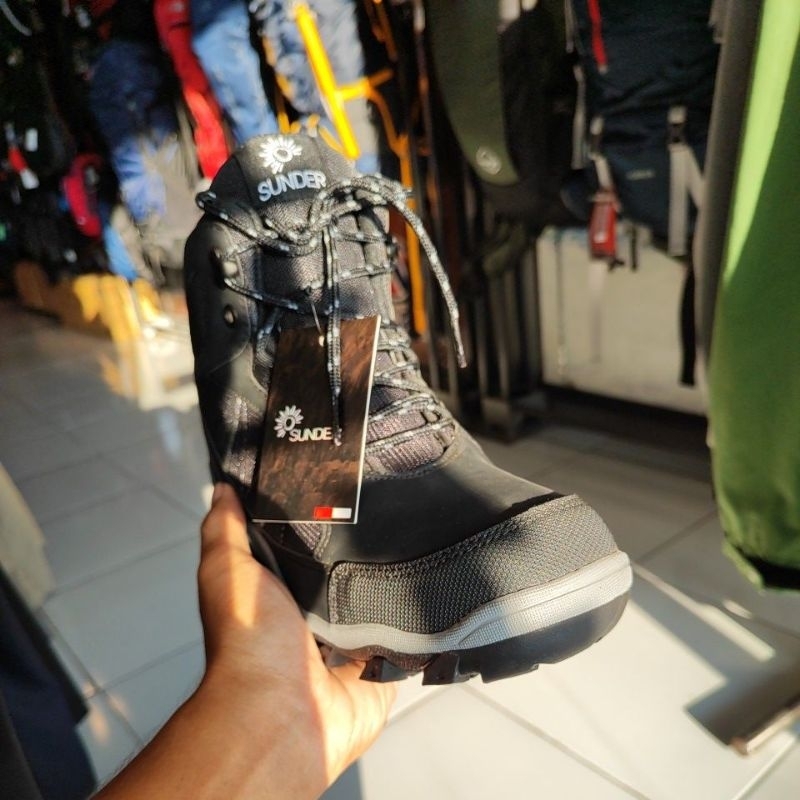 SEPATU SUNDER SERI KERTA