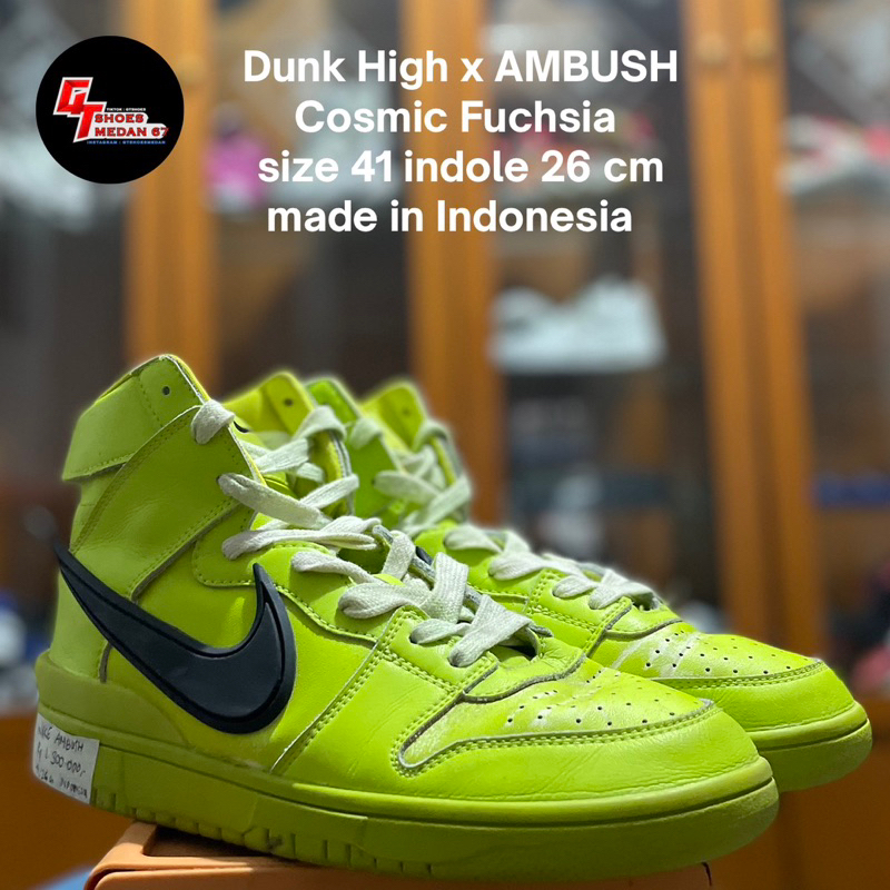 Sepatu Dunk High Collab ada 2 pc pilihan yaitu Dunk High x AMBUSH Cosmic Fuchsia size 41 insole 26 c