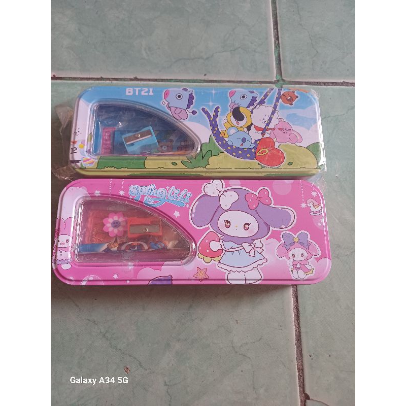 

KOTAK PENCIL KALENG SET [PENGHAPUS, SERUTAN, PENCIL DAN PENGGARIS K-658]