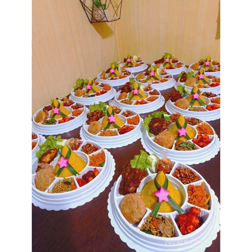 

NASI KUNING TUMPENG MINI PAKET PREMUIM