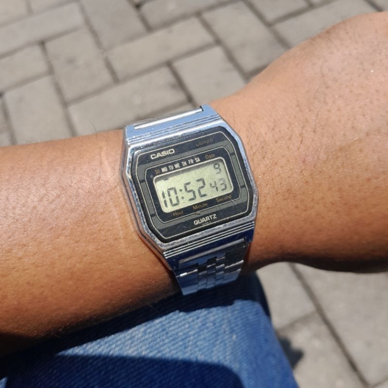 Jam tangan pria Vintage casio B 817 black Lcd Digital watch