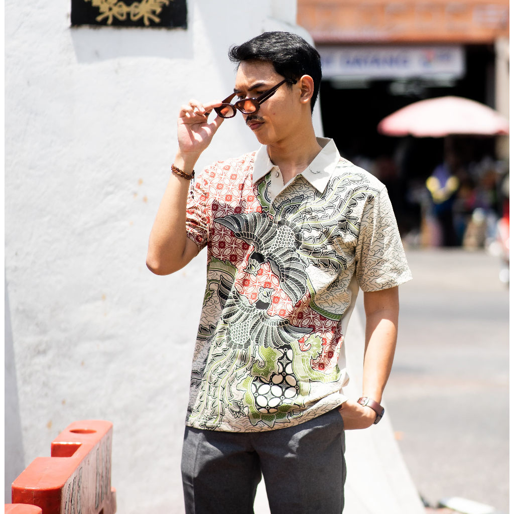 KLAMBEN Kaos Kerah Modern Etnic Dewasa Motif Sawunggaling Coklat Susu