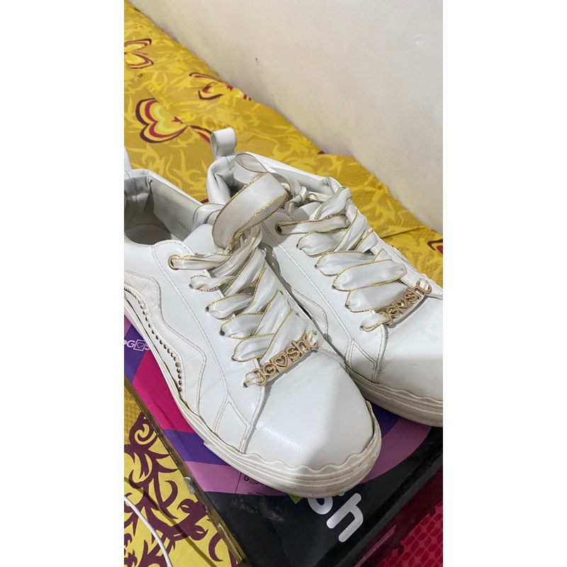 Preloved Sepatu Gosh Putih