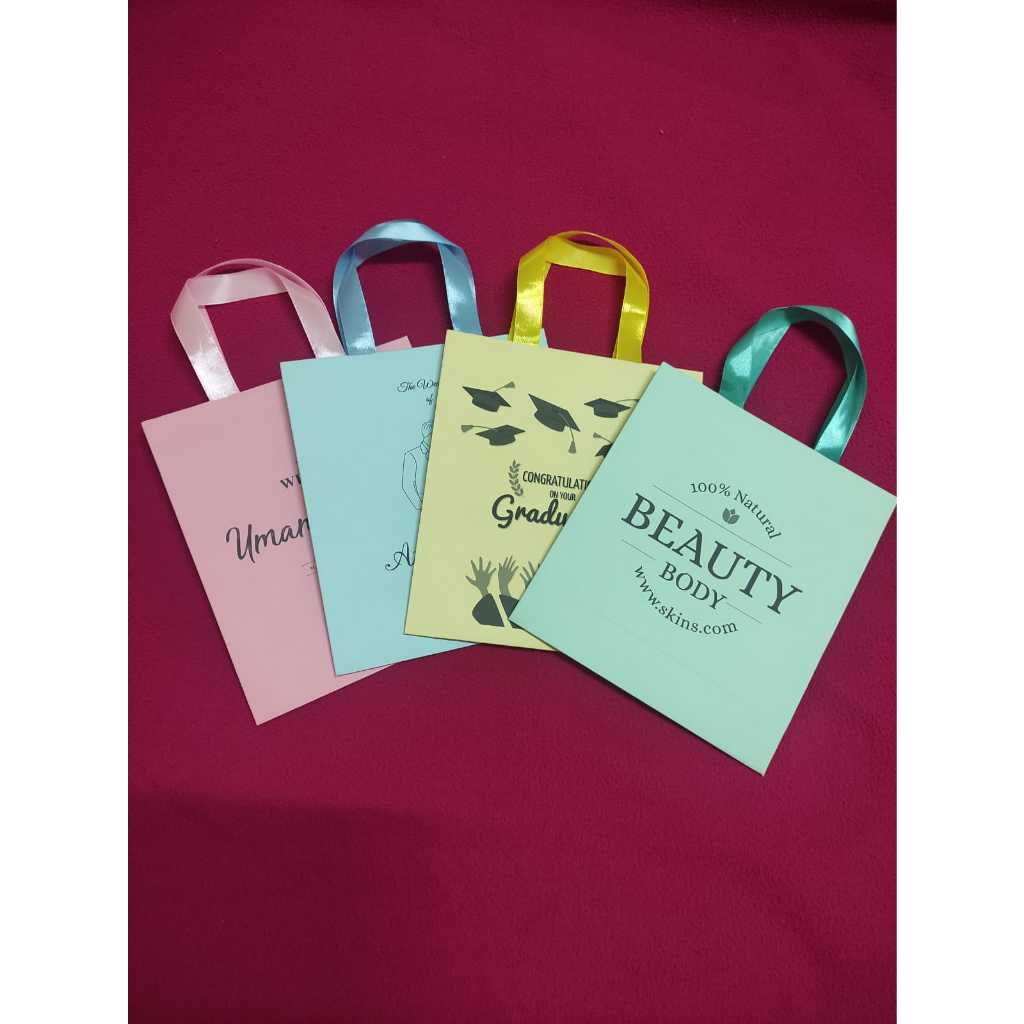 

PAPERBAG WARNA (CUSTOM TULISAN) TAS KERTAS WARNA Pita Fancy