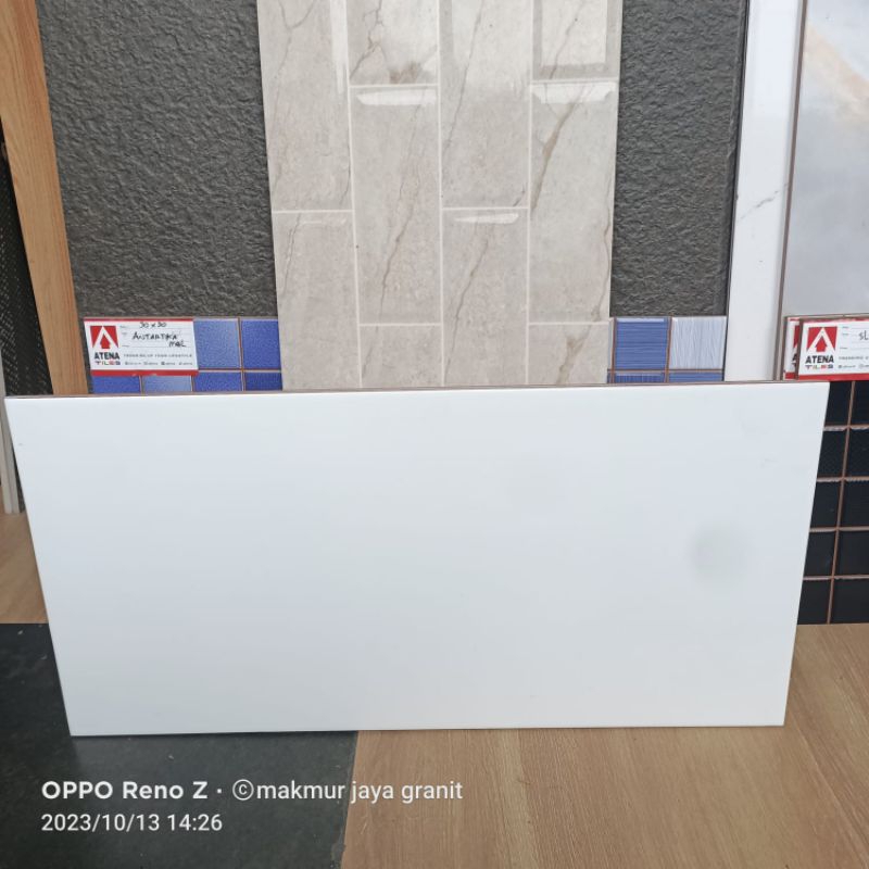 Keramik dinding putih polos 30x60 mulia