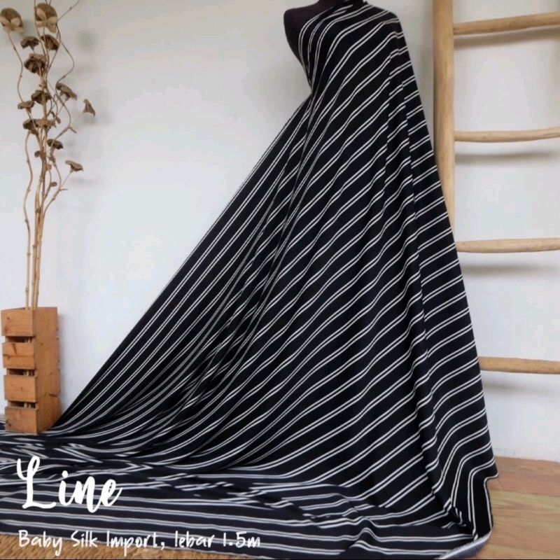 kain baby silk motif salur hitam putih