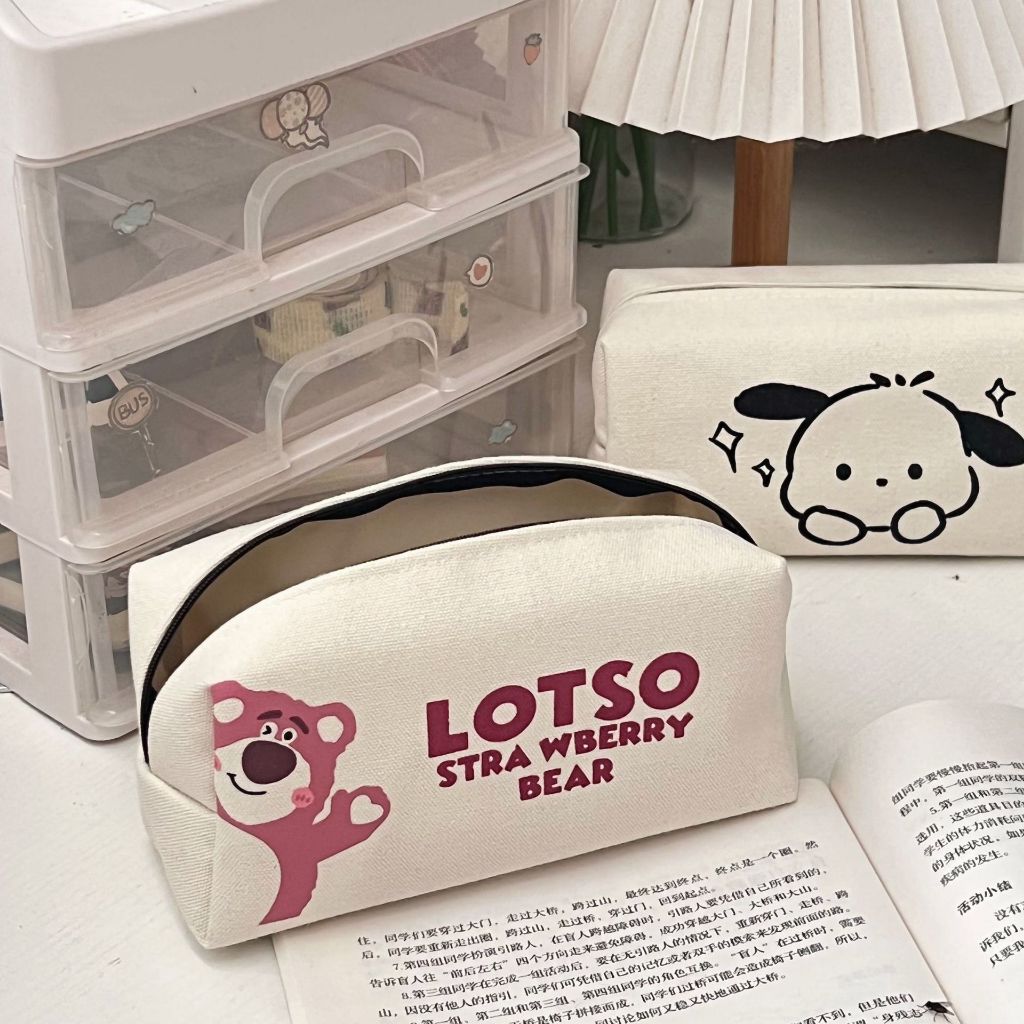 

Tempat Pensil Kanvas Tempat Pensil Kapasitas Besar Beruang Stroberi / Anjing Pacha