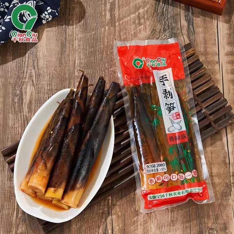 

rebung yang dikupas dengan tangan rebung acar lada siap untuk makan makanan instan import cemilan china Tiongkok