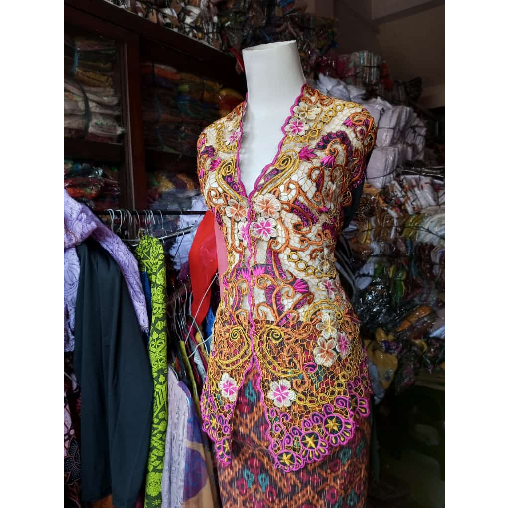 Bahan kebaya full bordir, sudah berpola, masih bahan ya