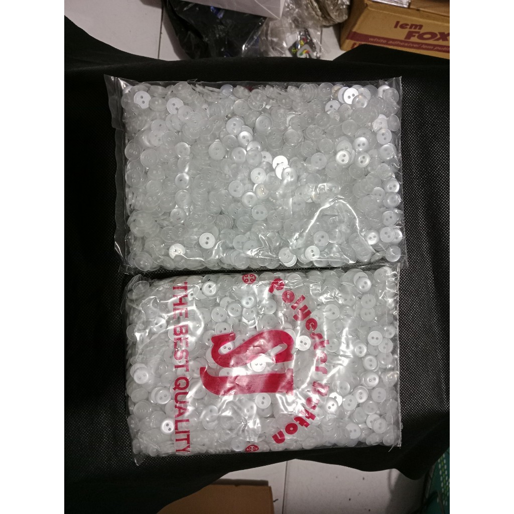 kancing warna putih hitam bening 2 lubang