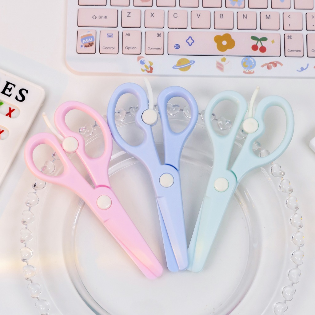 

Gunting plastik buatan tangan DIY anak-anak, siswa tidak melukai tangan mereka, dapat memantulkan gunting, gunting hemat tepi taman kanak-kanak berkepala bulat
