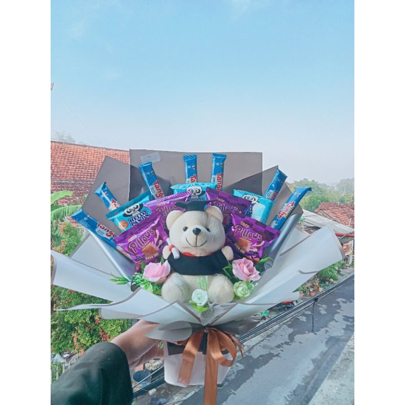 Buket boneka wisuda, bunga, dan snack