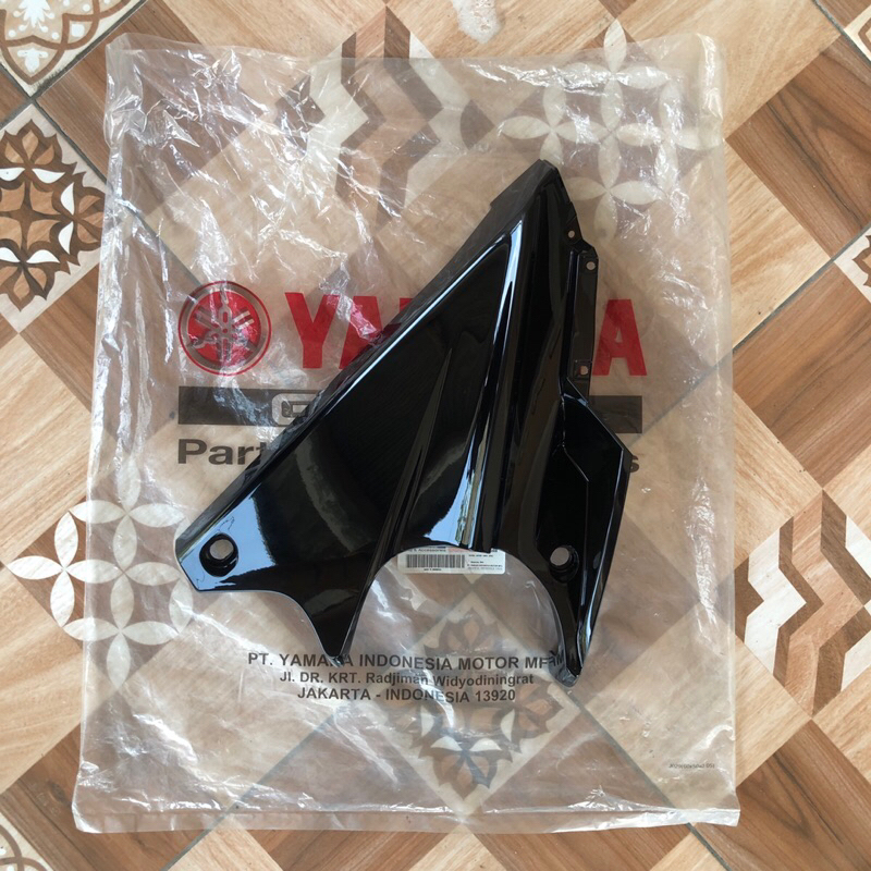 FENDER FRONT LOWER YAMAHA R15 KIRI HITAM ORIGINAL / 2PK-F8385-00-P2