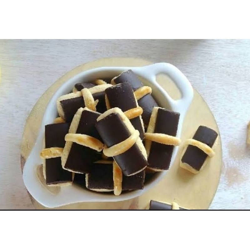 

KUE CHOCOSTIK COLLATA TOPLES TABUNG 600ML