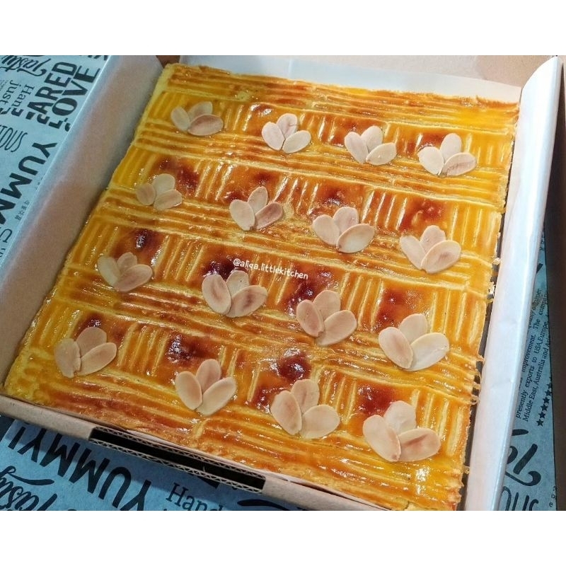 

Lekker Holland / Dutch Boterkoek Large 20x20 Topping Almond (Khusus Gojek/Grab)