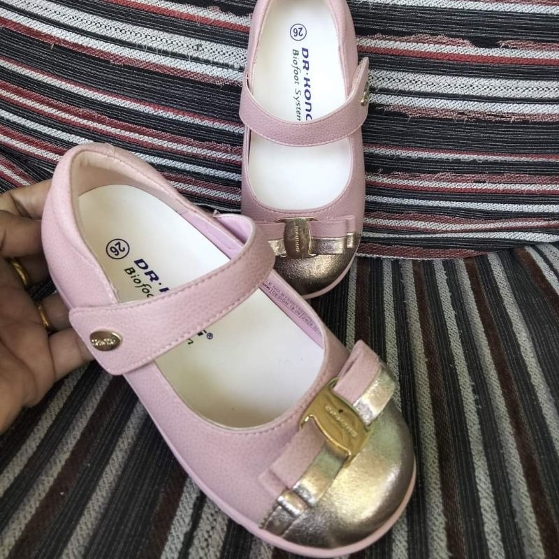 Sepatu anak Dr. Kong
