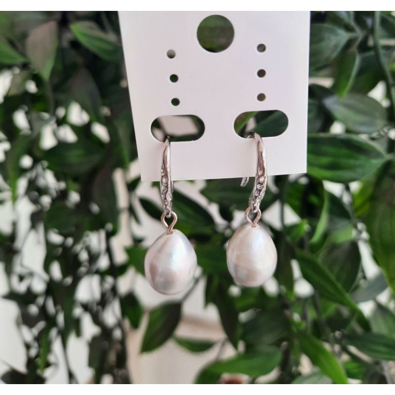 Anting mutiara air tawar warna abu/gray