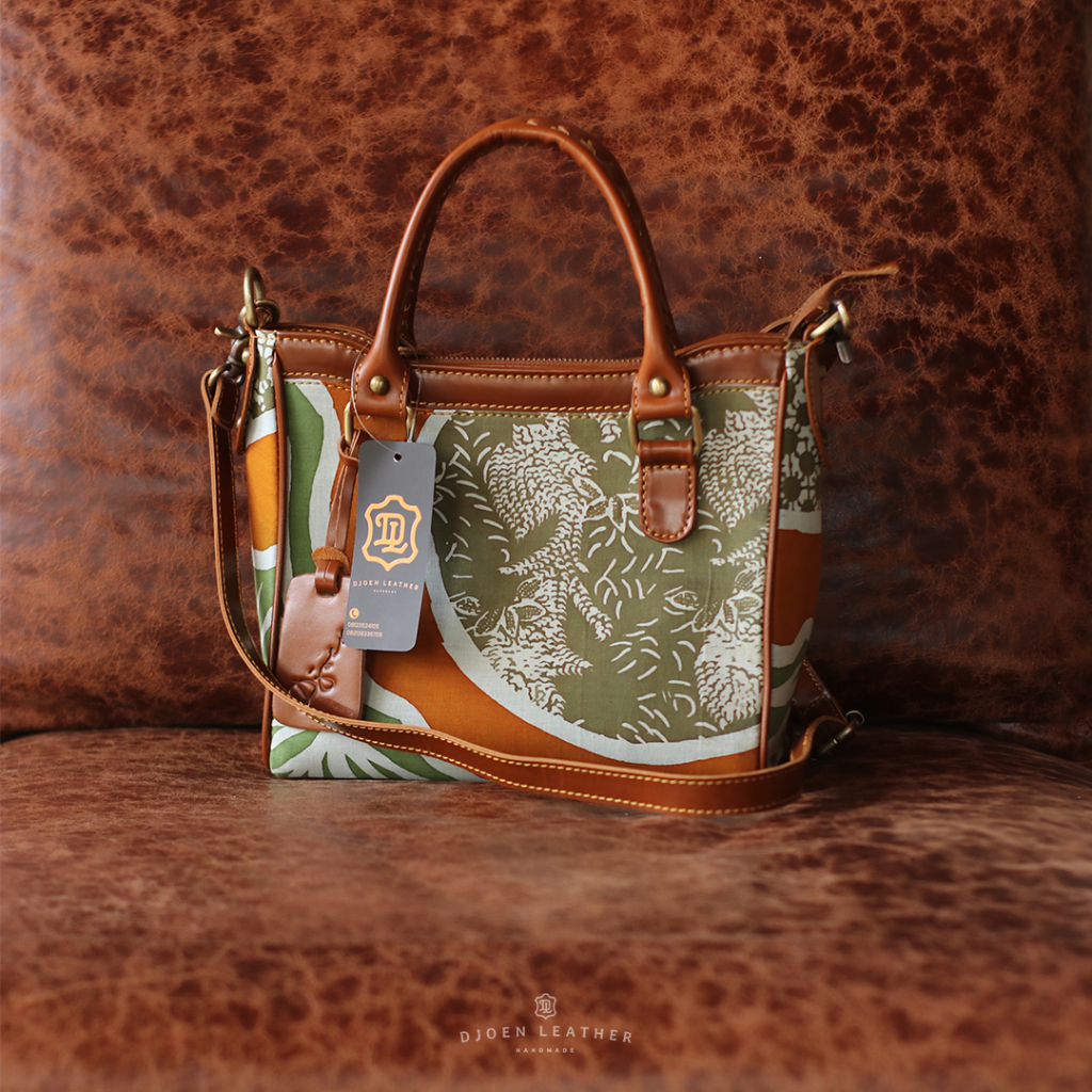 Tas jinjing wanita kulit sapi asli kombinasi batik tulis by Djoen Leather