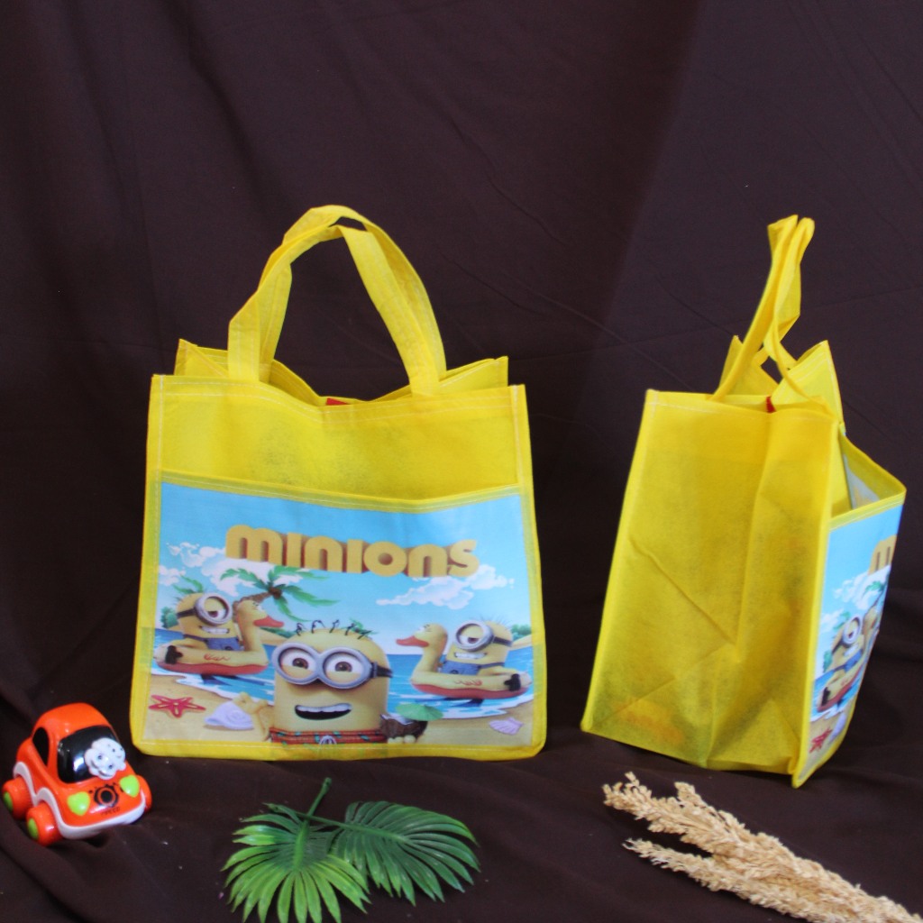

Goodie Bag Tas Spunbond Kantong Bento Untuk Kado Souvenir Bingkisan Snack Ultah Muat Banyak Langsung Kirim 24x18x22