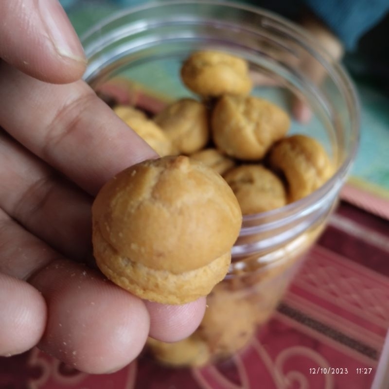 

Soes Kering Isi Cokelat Lumer