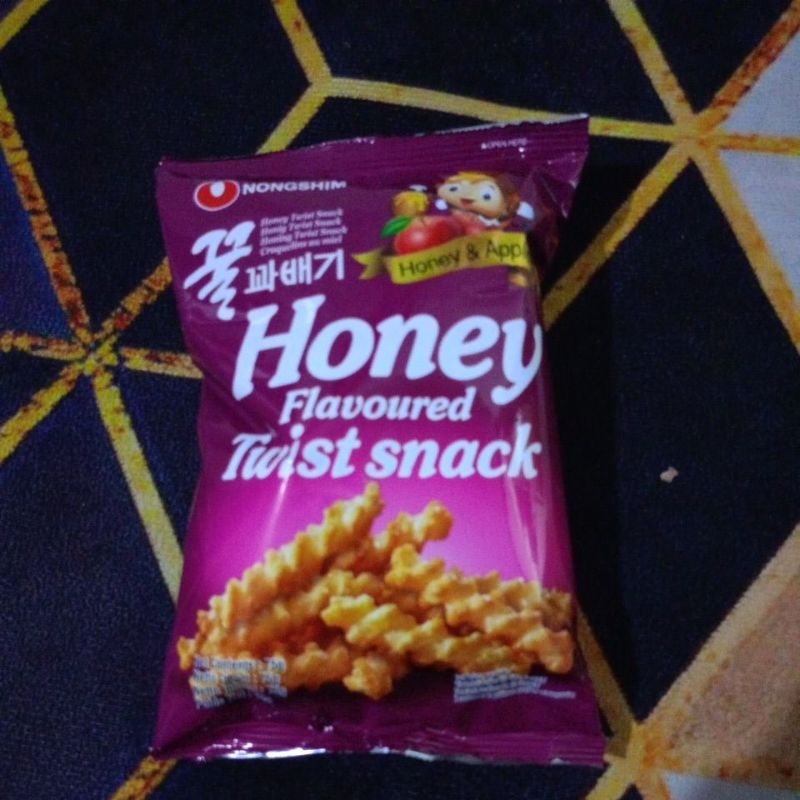 

nongshim honey flavoured twist snack