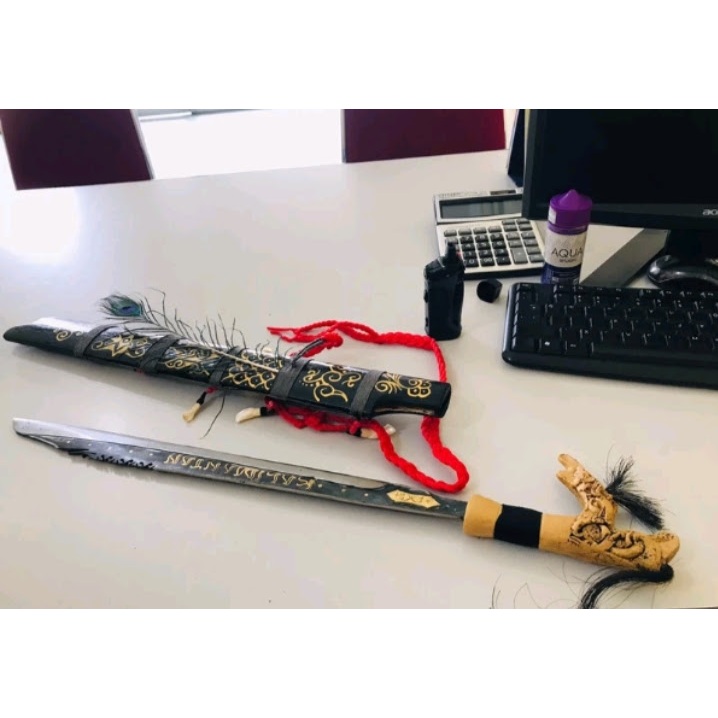 Mandau dengan bulu hiasan dinding suku Dayak asli Kalimantan souvenir