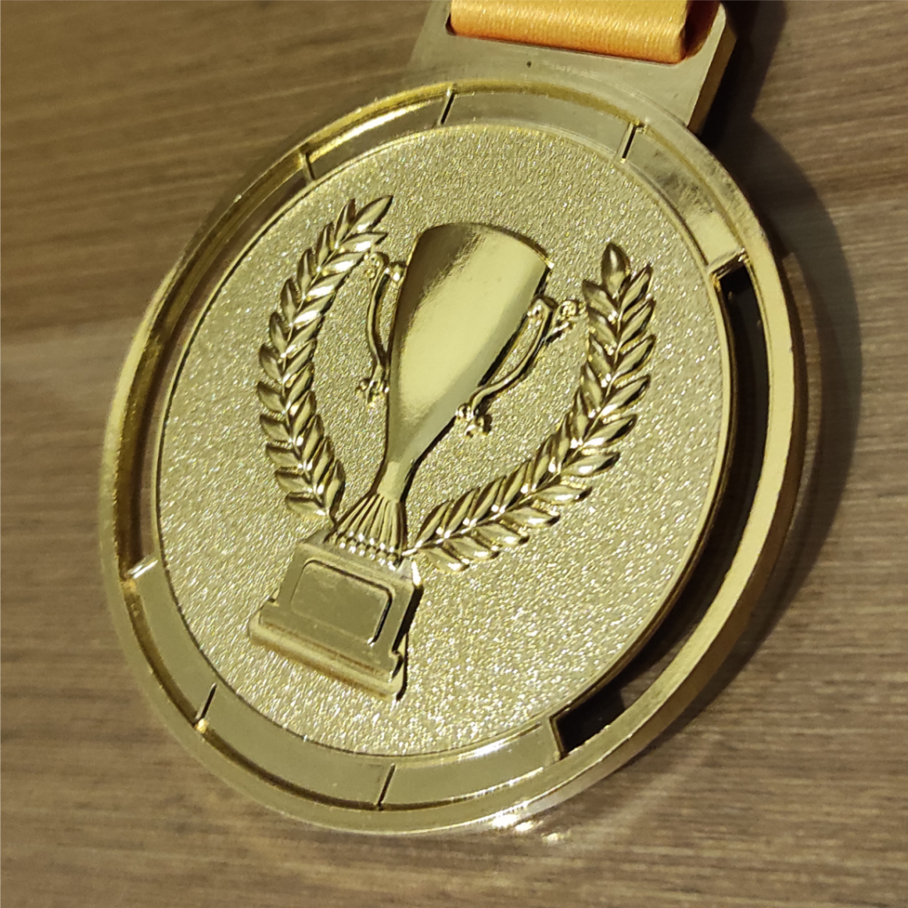 MEDALI EMAS JUARA 1 DARI LOGAM DENGAN UKIRAN TRHOPY UNTUK KEJUARAAN