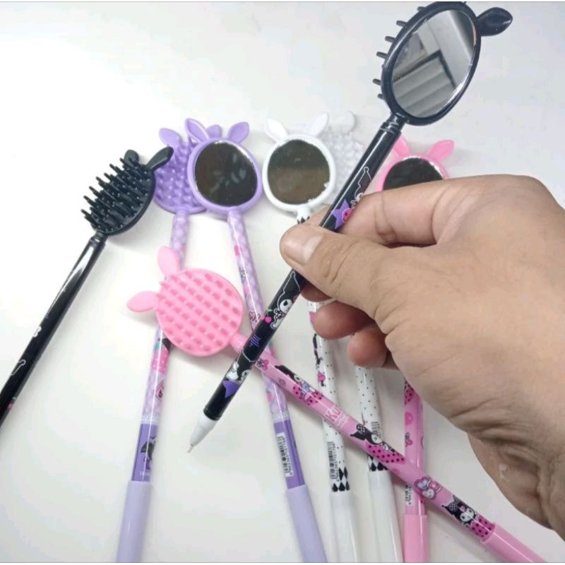 

1 PCS PEN GEL MOTIF GANTUNG SISIR SANRIO WARNA TINTA HITAM