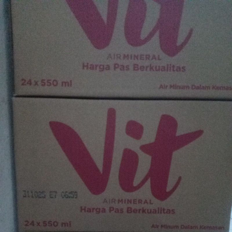 Air Minum Mineral Merk VIT Tanggung/sedang