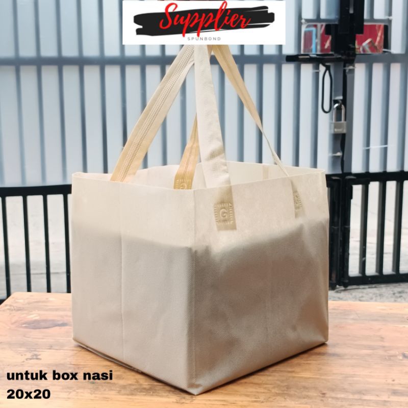 

Tas Goodie bag kotak 20x20 semi box isi 12pcs