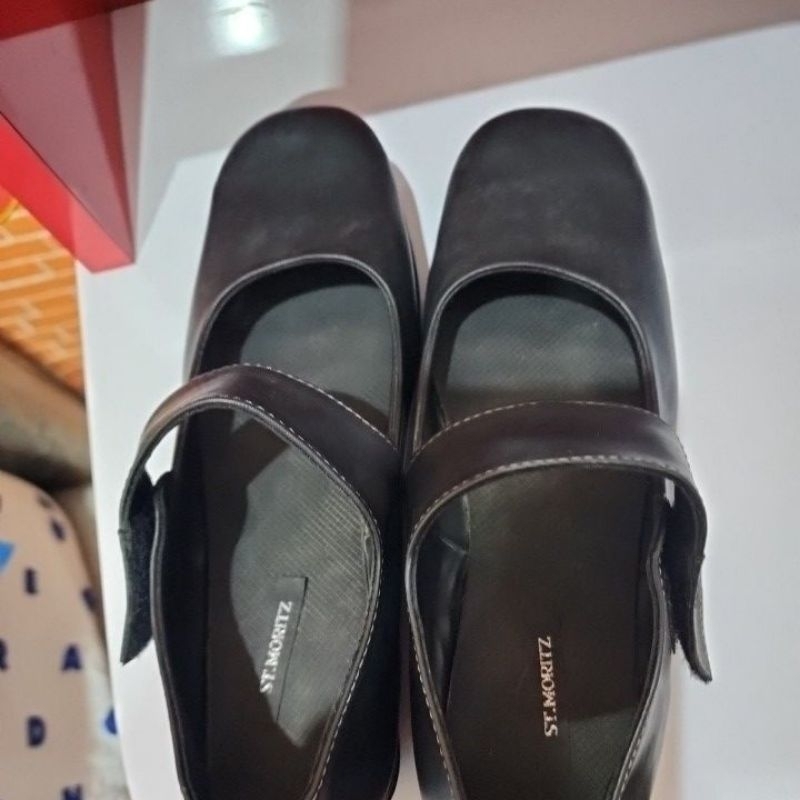 Sepatu St Moritz