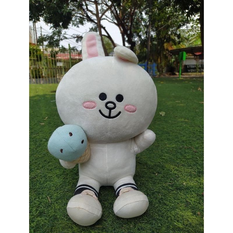Boneka besar kelinci Cony Line bawa es krim
