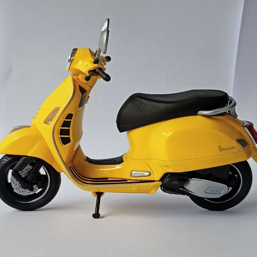 Diecast Vespa GTS super 2020 Welly 1:12 Miniatur Vespa Mainan Anak