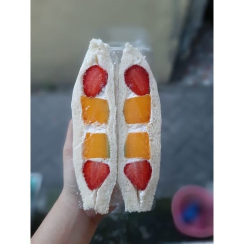 

Sando Fruit Sandwich Mix Strawberry Mangga