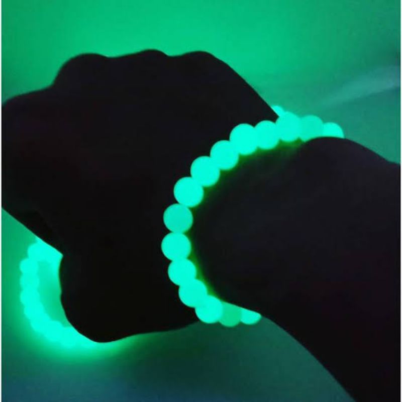 Gelang tangan batu fosfor menyala dalam gelap