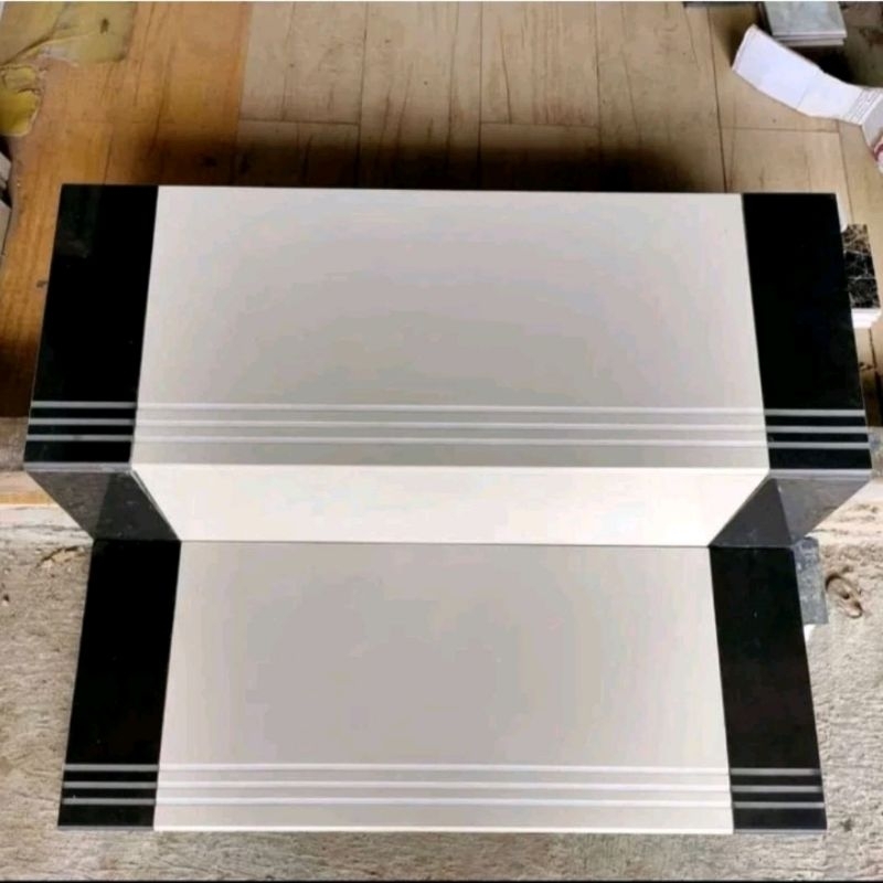 granit tangga kombinasi Cream polos X hitam uk 30×80&amp;20×80