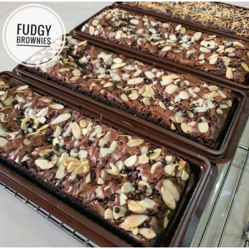 

Fudgy Brownies UK.10x30 cm toping tersedia Choccocips,almond,keju (harga tertera untuk 1 Buah)