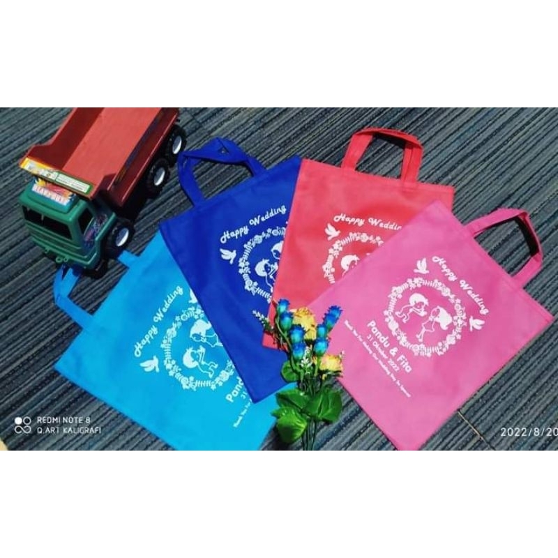 

Tas souvenier hajatan/tas spunbond/tas sablon/godiebag/tas kado/tas souvenir
