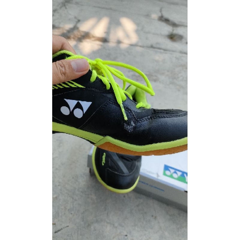 sepatu yonex SHB 65 X2 , no 42 kondisi bekas