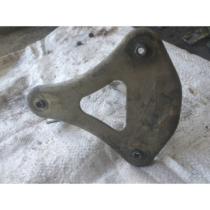 BRAKET DUDUKAN TAMENG DEPAN SPIN 125 ORIGINAL COPOTAN