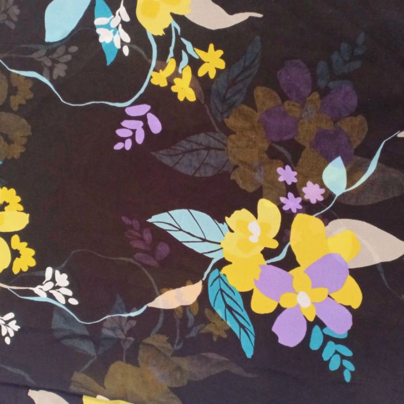 KAIN CERUTI MOTIF BUNGA DASAR HITAM (3,5 m = Rp 80.000)