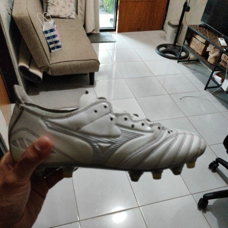 sepatu bola mizuno morelia