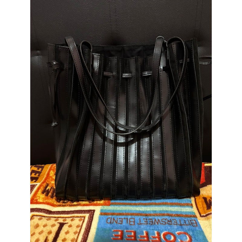 Kaynn Medium Pleats Black