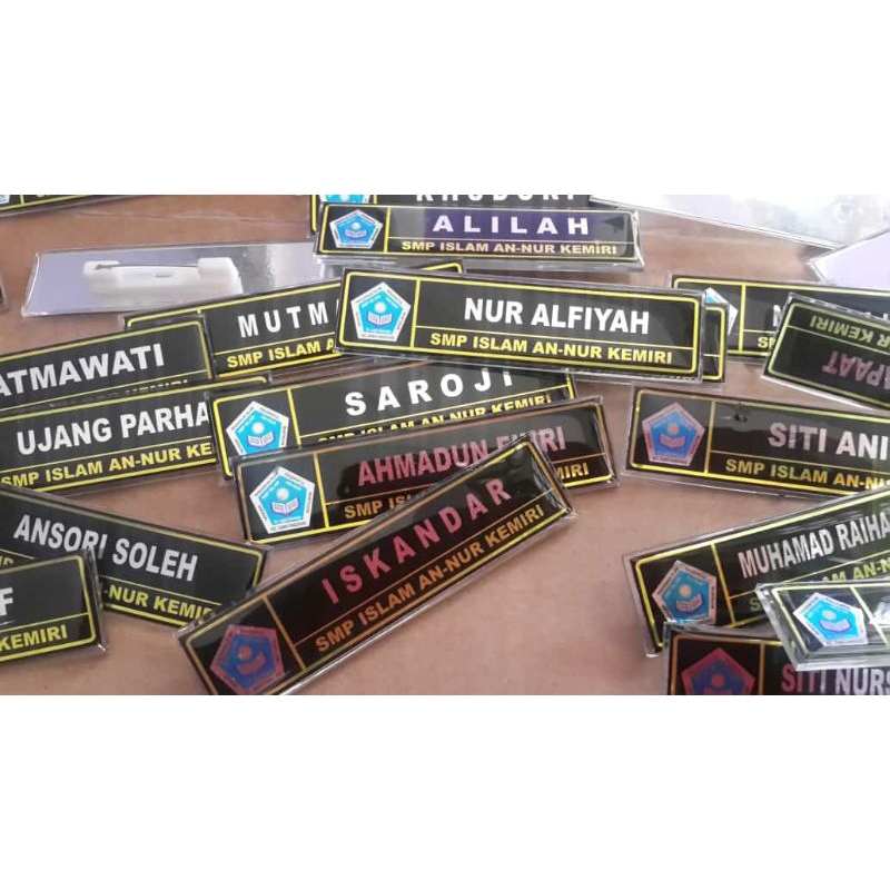 

NAMETAG BAHAN AKRILIK/KUNINGAN PENITI/MAGNET MODEL BEBAS SESUAI KEINGINAN
