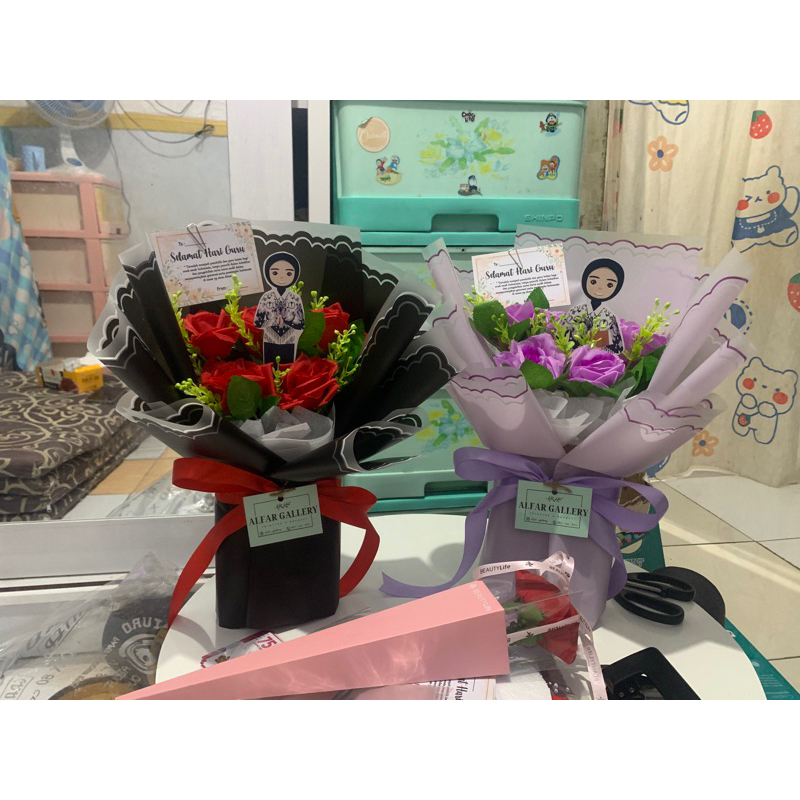 Buket Tangan Valentine Hand Bouquet Snack / Bunga /Uang Palsu sperti asli