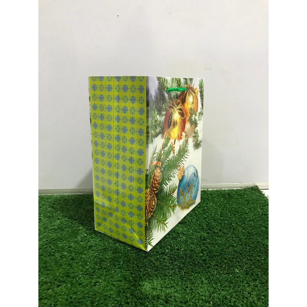 

Paper Bag ukuran sedang untuk tas hadiah