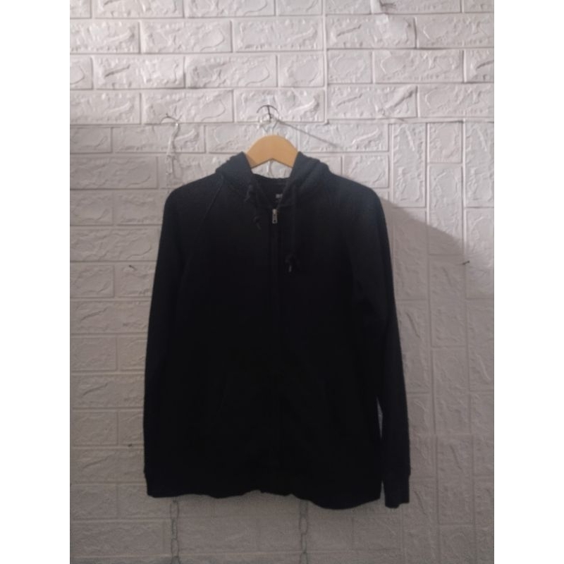 Hoodie Zipper Uniqlo Hitam pekat