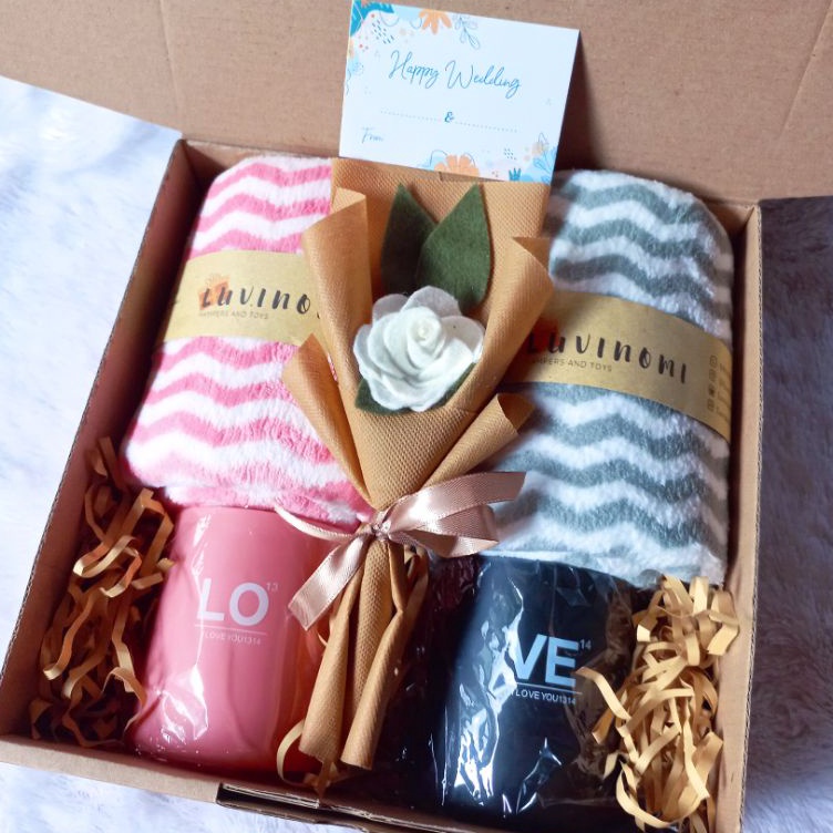 

Hampers pernikahan handuk motif dan cangkir couple,kado wedding,anniversary dll